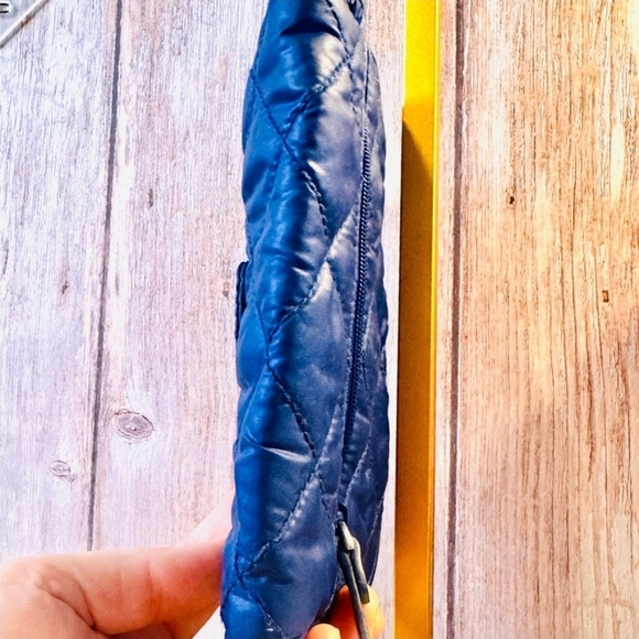 Vera Bradley Puffy Wristlet Lapis Blue Quilted Microfiber 13084-EUC - Picture 5 of 11